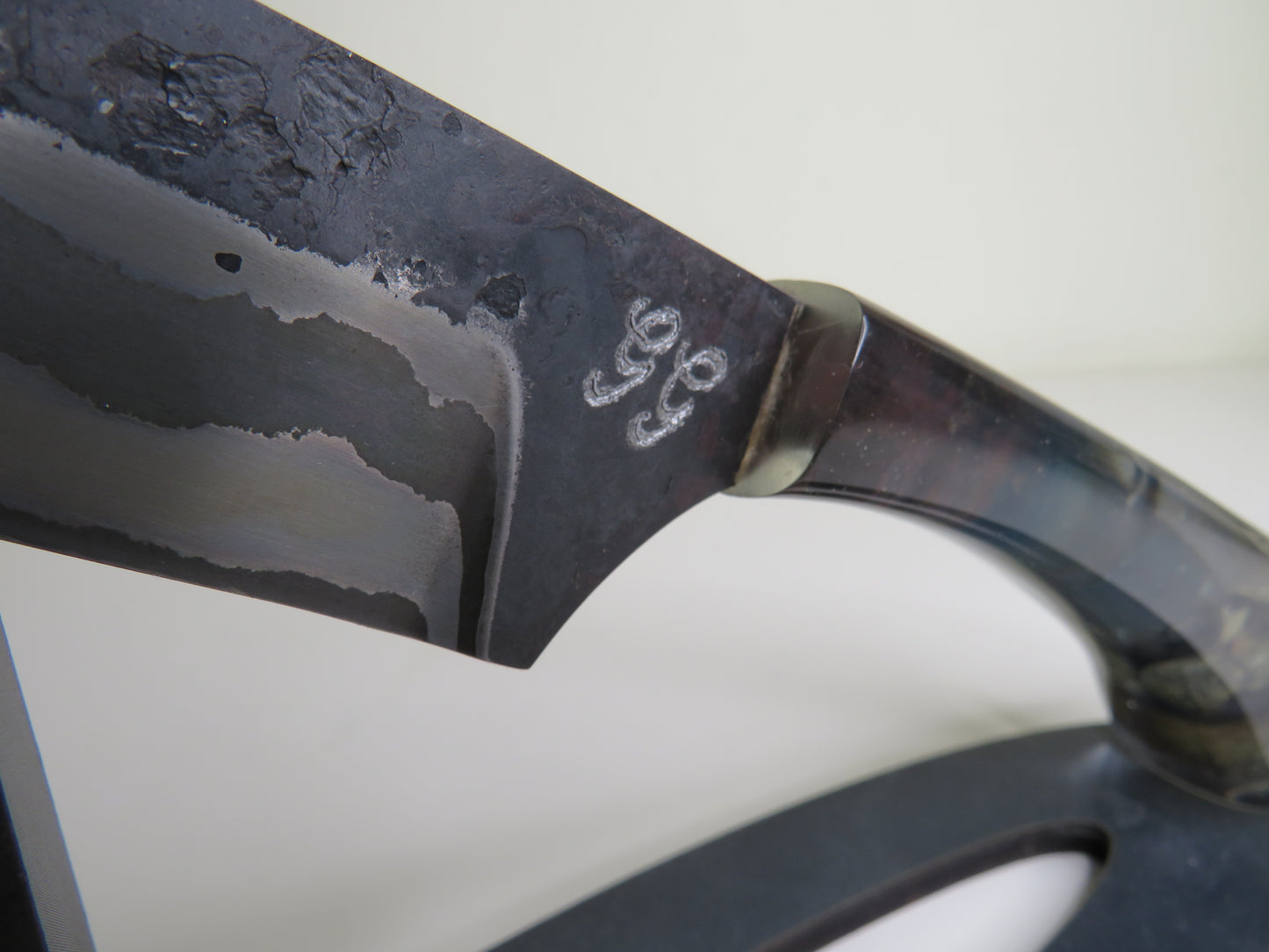 Coltello a lama fissa con rosa by Giovanni Gasparone