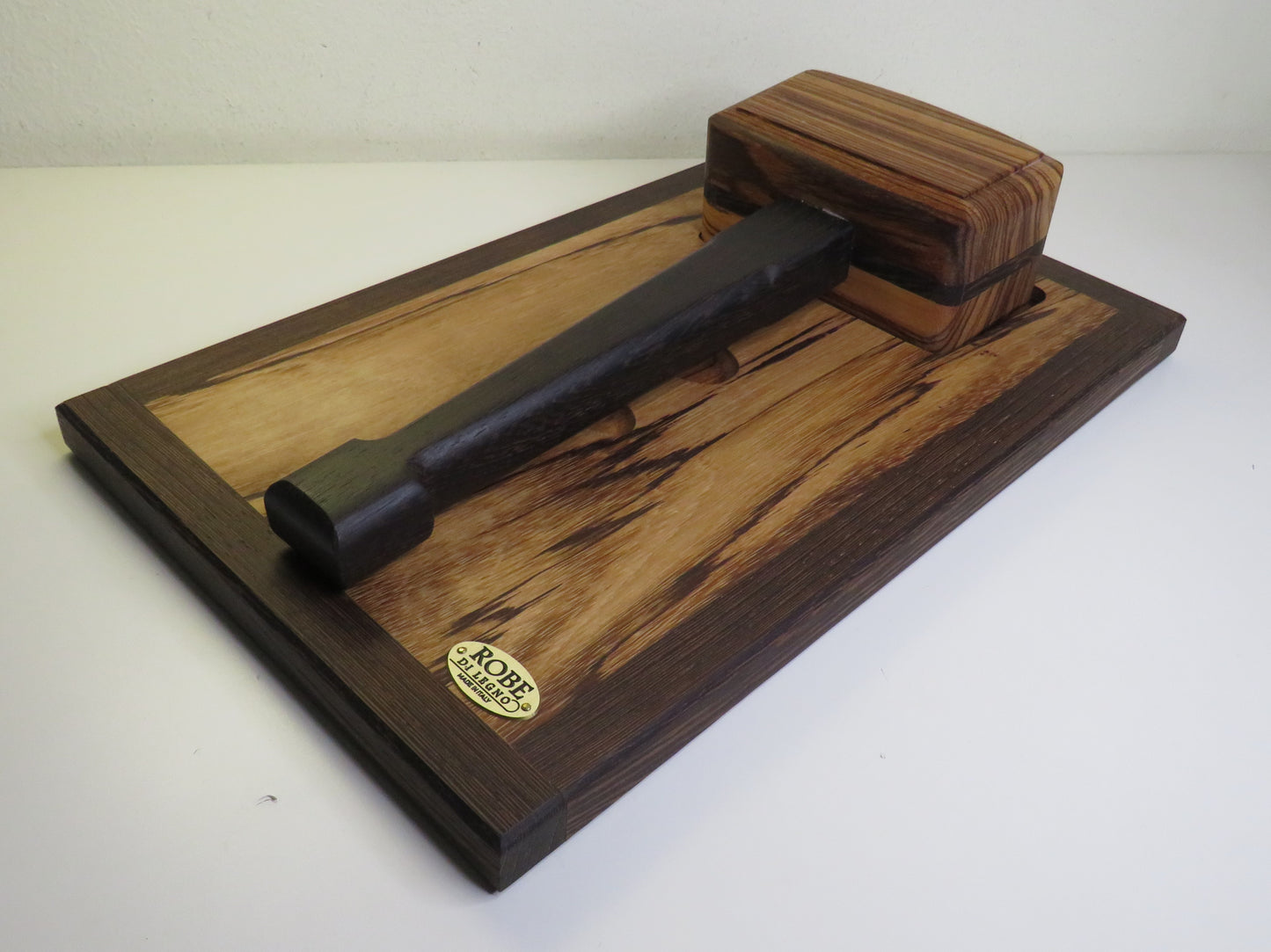 Tagliere con martello schiaccianoci by Robe di legno