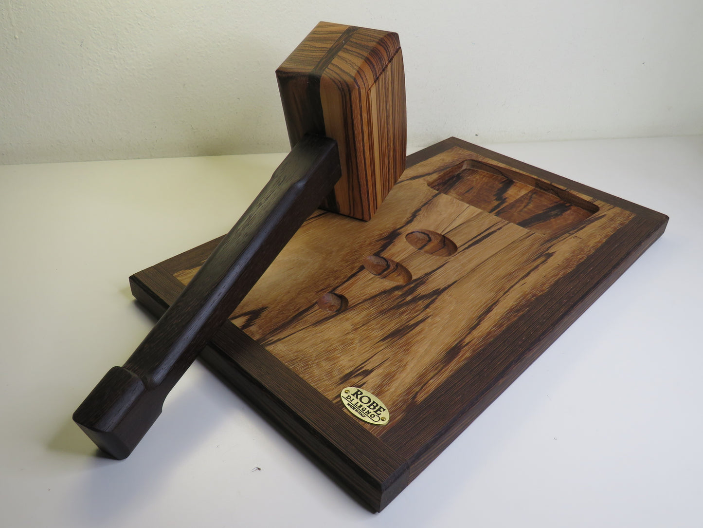 Tagliere con martello schiaccianoci by Robe di legno