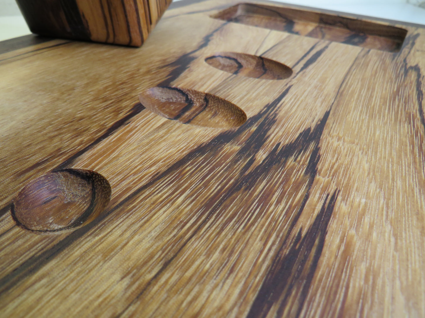 Tagliere con martello schiaccianoci by Robe di legno