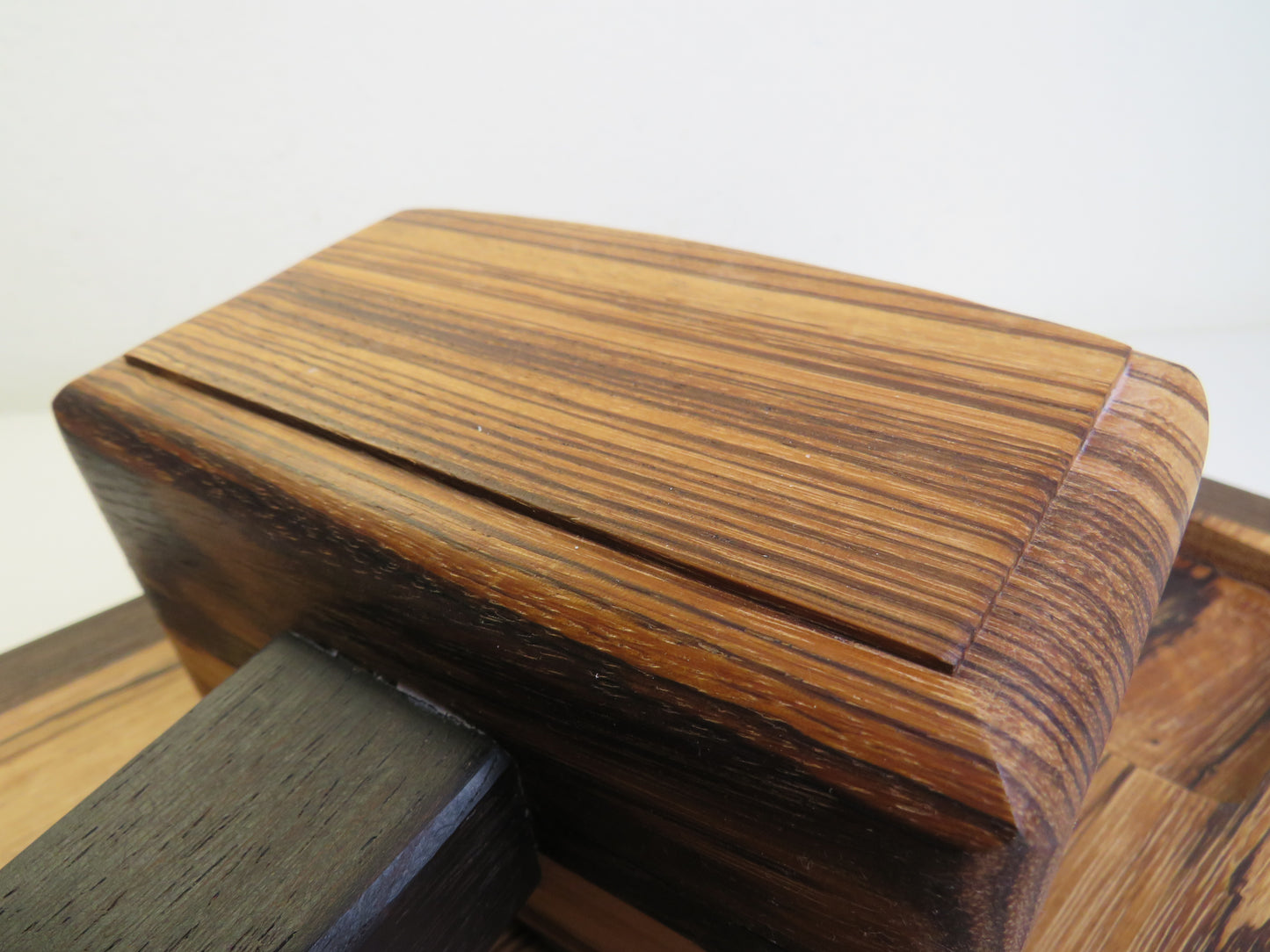 Tagliere con martello schiaccianoci by Robe di legno
