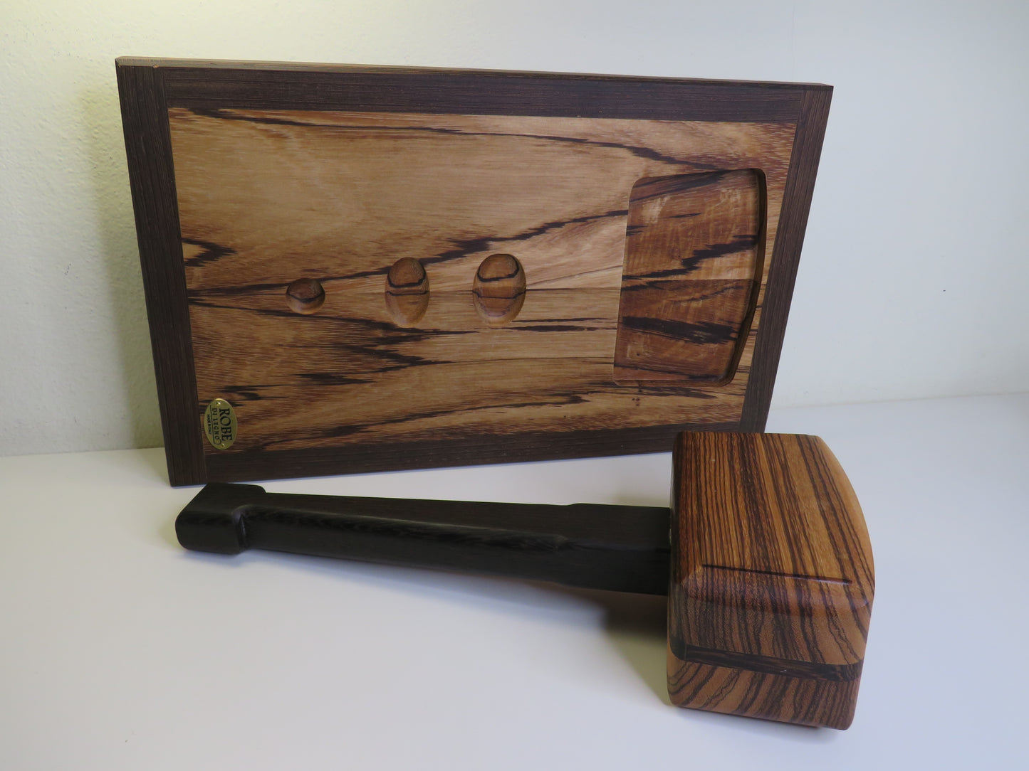 Tagliere con martello schiaccianoci by Robe di legno
